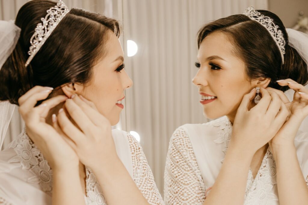 A bride with natural bridal makeup look.